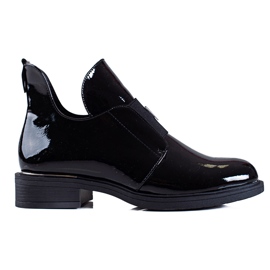 Stivali bassi da donna Vinceza realizzati in pelle verniciata nero