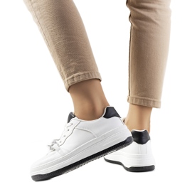 Sneakers bianche con catena di Maring bianca