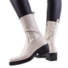 Stivali beige con tacco alto di Marisa