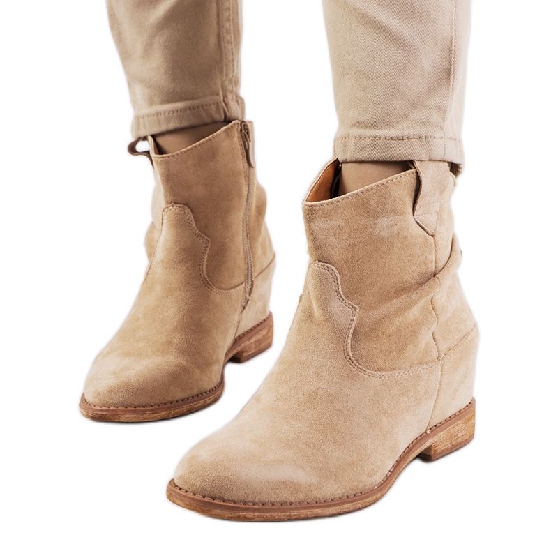 Stivali beige su una zeppa Hunjet indoor