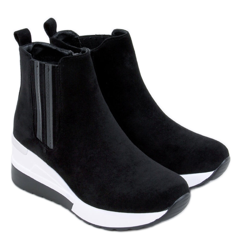 Stock Stivali neri con zeppa nero