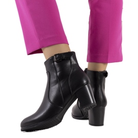 Stivali neri su un palo basso da Bogotà nero
