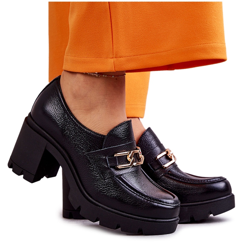 Scarpe in pelle su un pilastro con un ornamento dorato Mikeyla nero