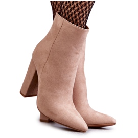 Eleganti stivali in suede su un palo in Ettany beige scuro
