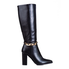 Eleganti stivali da donna sul post Shelovet nero