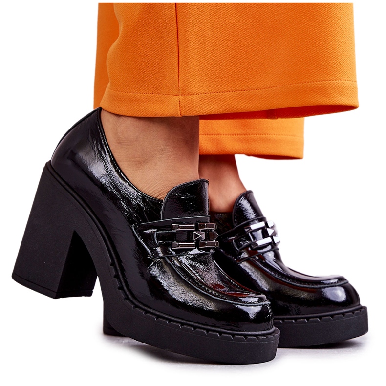 Scarpe laccate su un enorme palo di Black Jaime nero
