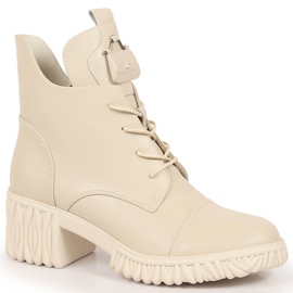 Stivali da donna in pelle sul palo, Artiker beige isolato