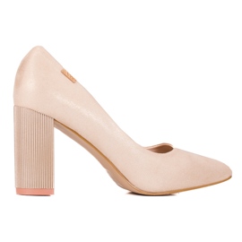 Décolleté da donna sul post di Shelovet beige