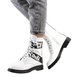 Sneakers bianche decorate con iscrizioni bianco