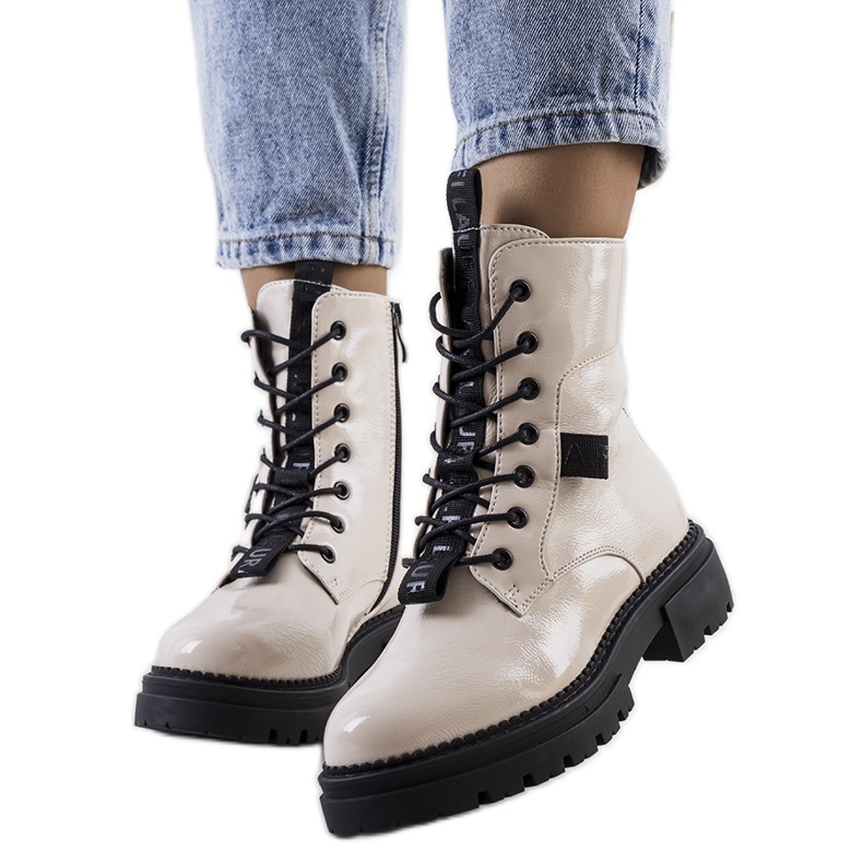 PA1 Stivali laccati beige di Casies