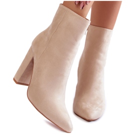 Eleganti stivali in pelle scamosciata su un palo Ettany beige