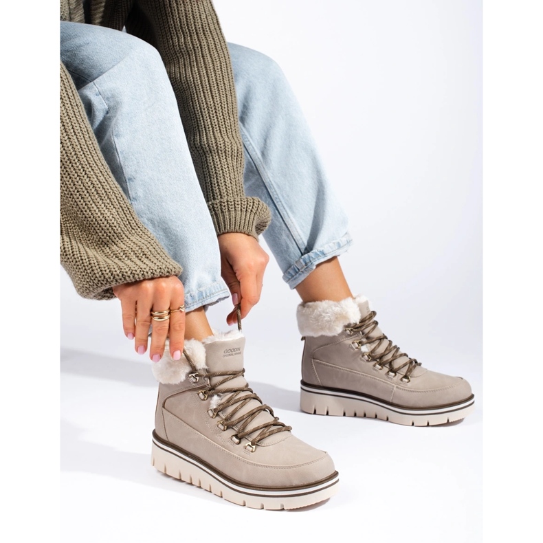 Cacciatori di donne sulla piattaforma beige