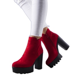 BM Stivali rossi isolati sulla piattaforma Miran rosso