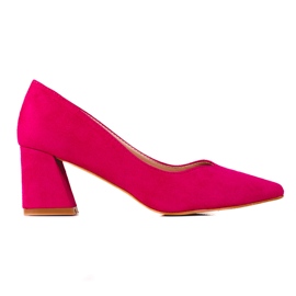 Pumps da donna sul post rosa