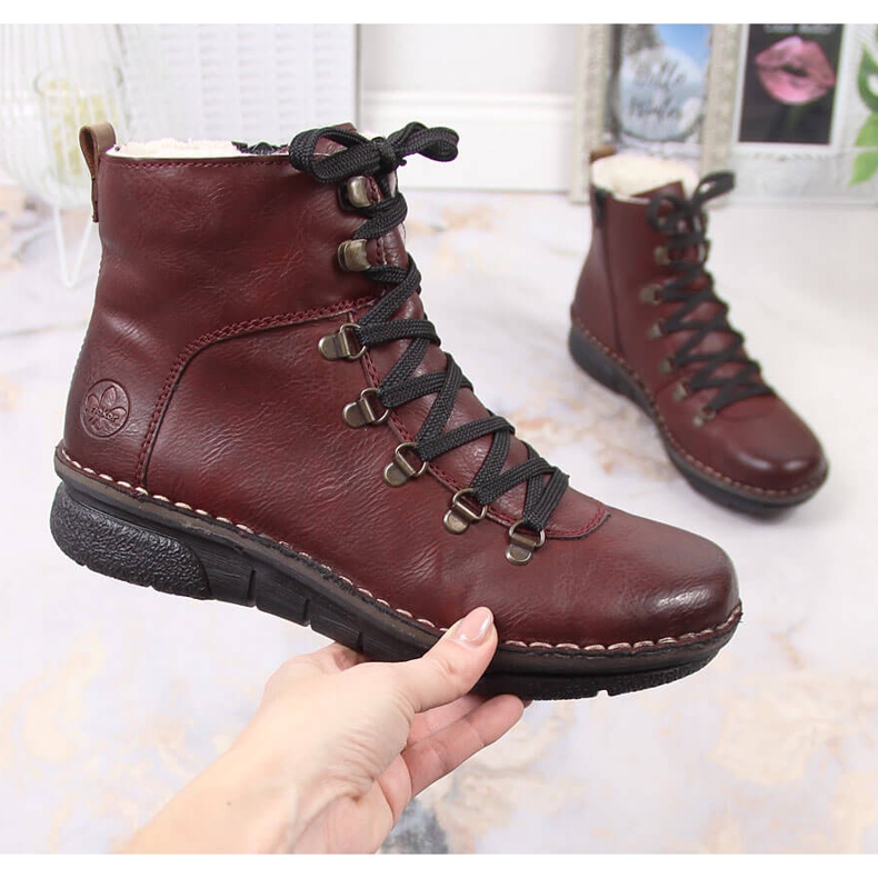 Comodi stivali da donna isolati marrone Rieker 73356-35 rosso