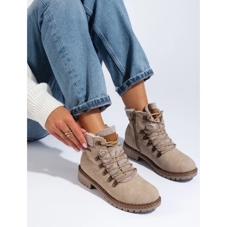 Stivali beige da donna con cappotto in montone