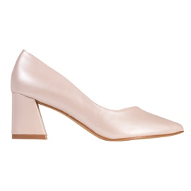Décolleté da donna di perle sul post di Shelovet beige