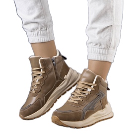Sneakers marroni isolate di Tasma marrone