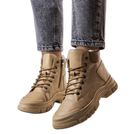 Stivali marroni isolati di Dinto beige