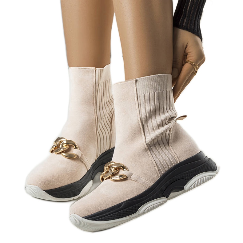 Stivali beige isolati con catena Ulster