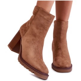 Stivali in pelle scamosciata da donna su un tacco con una cerniera Camel Odette beige