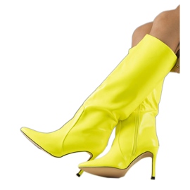 Stivali al neon gialli su un tallone alto giallo