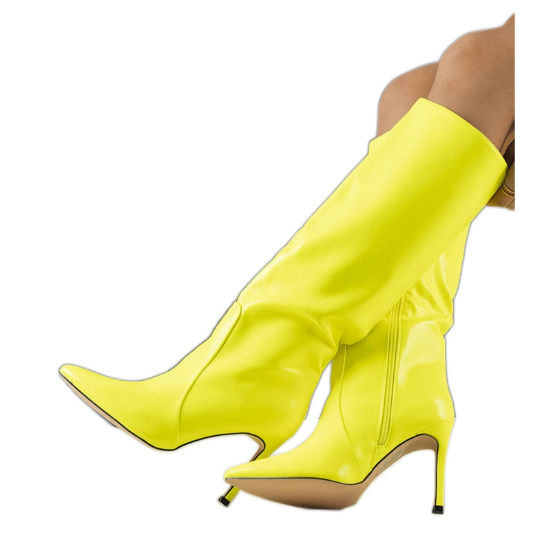 Stivali al neon gialli su un tallone alto giallo