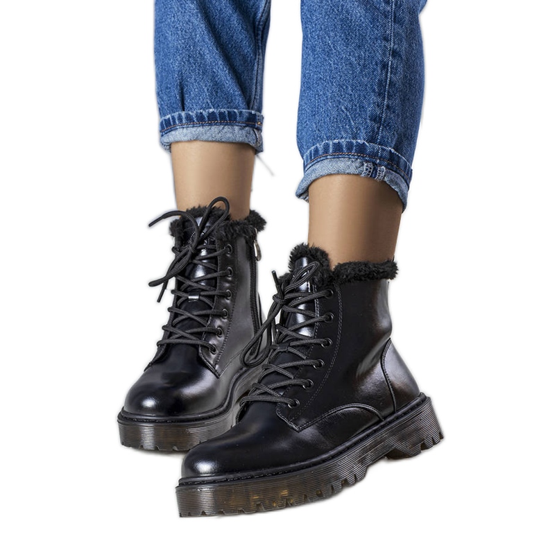 Martoli cacciatori isolati neri con pelliccia nero