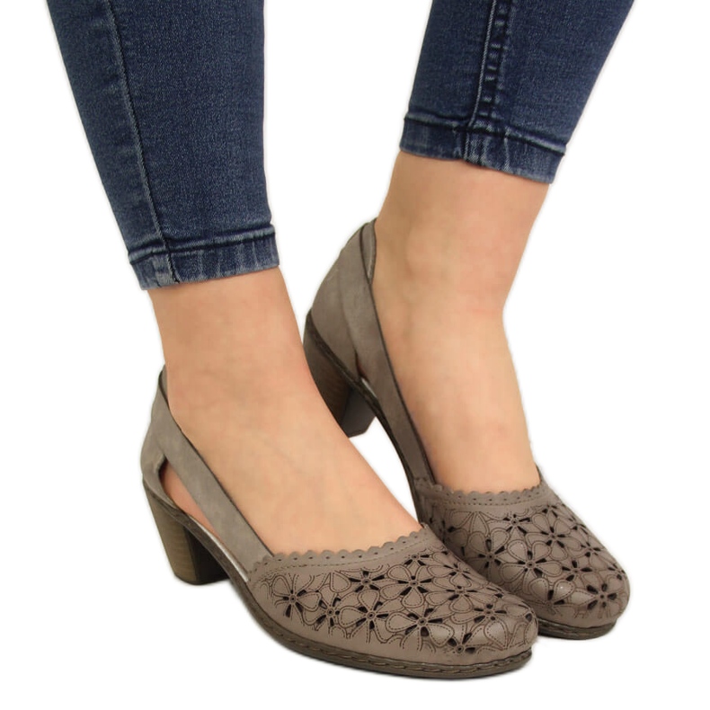 Décolleté da donna in pelle traforata beige Rieker 40986