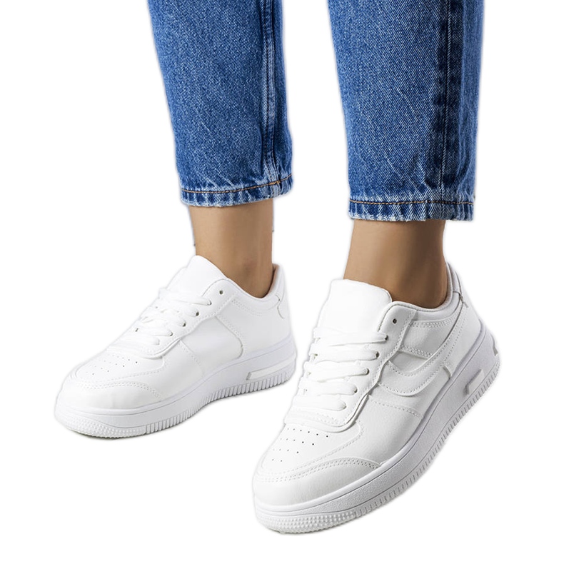 BM Sneakers bianche su una suola spessa di Kim bianca