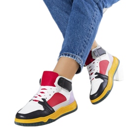 Sneakers alte nere e rosse di Elizabeth bianca