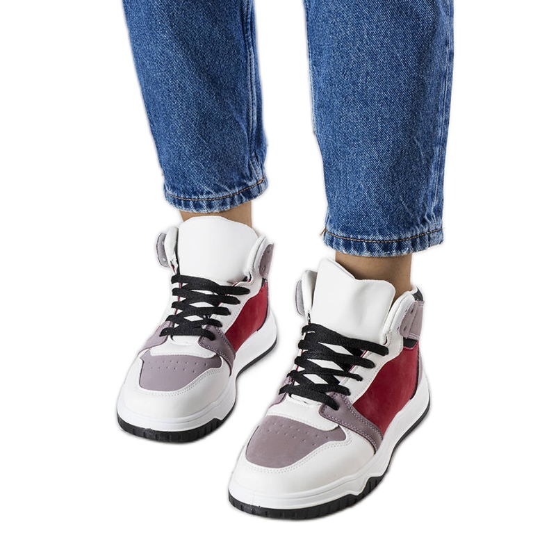 Sneakers alte bianche e rosse di Elizabeth bianca