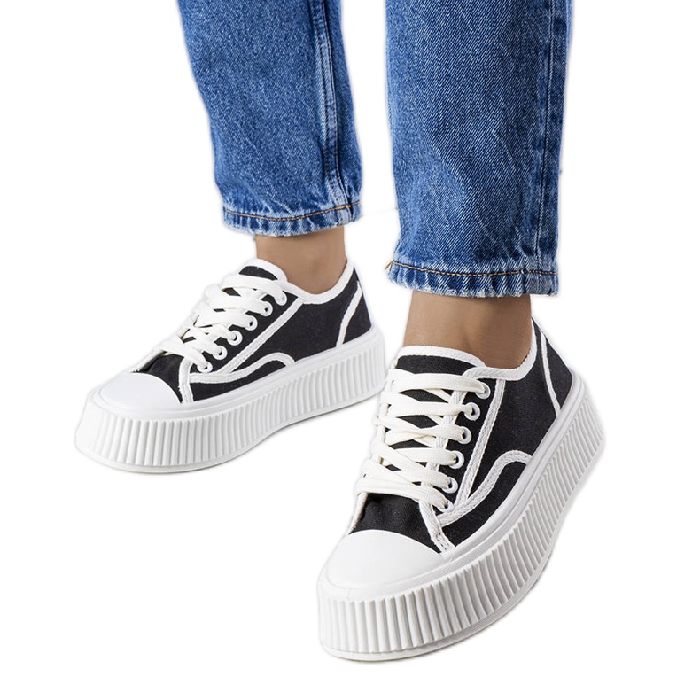 Sneakers nere con plateau di Delores nero