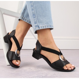 Sandali da donna in pelle con elastici neri Rieker 62662-01 nero