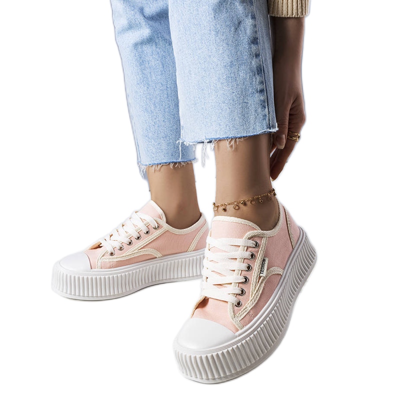 Le scarpe da ginnastica rosa con plateau di Connie