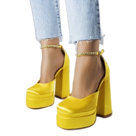 Décolleté con tacco alto giallo di Elvira