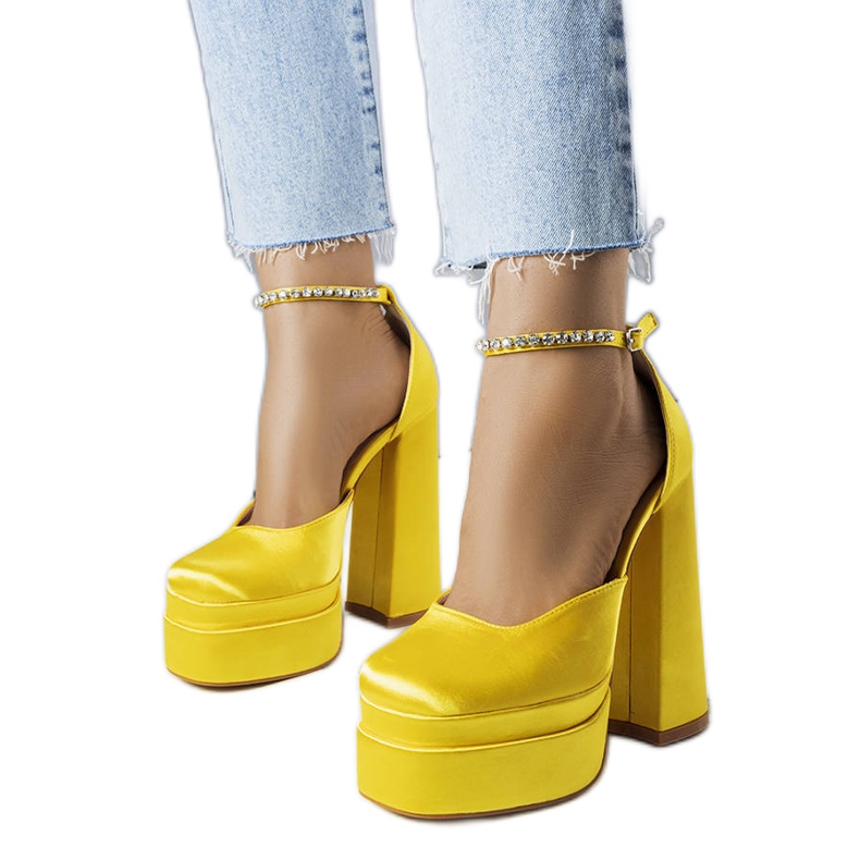 Décolleté con tacco alto giallo di Elvira