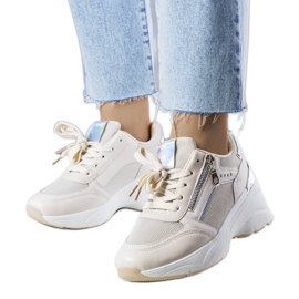 Sneaker beige con zeppa di Stacey