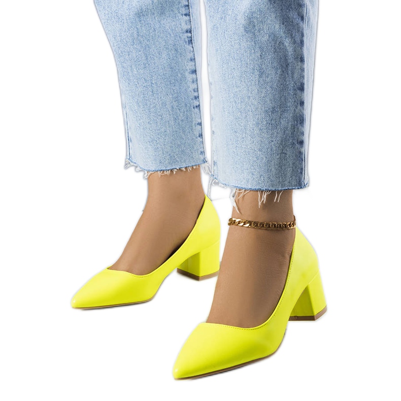 Décolleté con tacco giallo di Gail