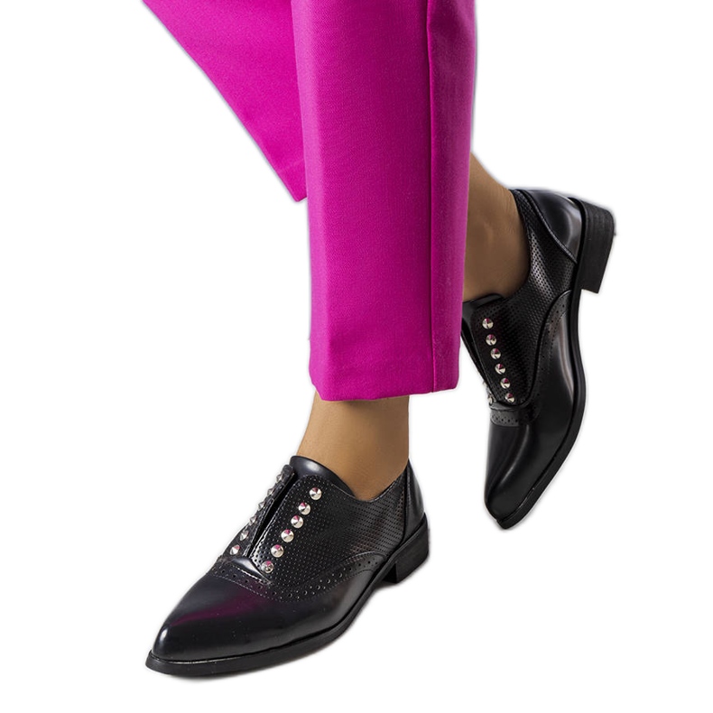 BM Brogue nere traforate con borchie di Erin nero