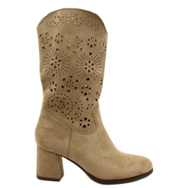 M.Daszyński Stivali beige in pelle scamosciata da donna aperta
