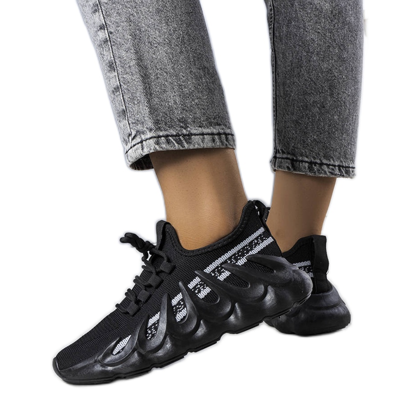 Sneakers nere su una suola Beth alla moda nero