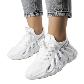 Sneakers bianche su una suola Beth alla moda bianco