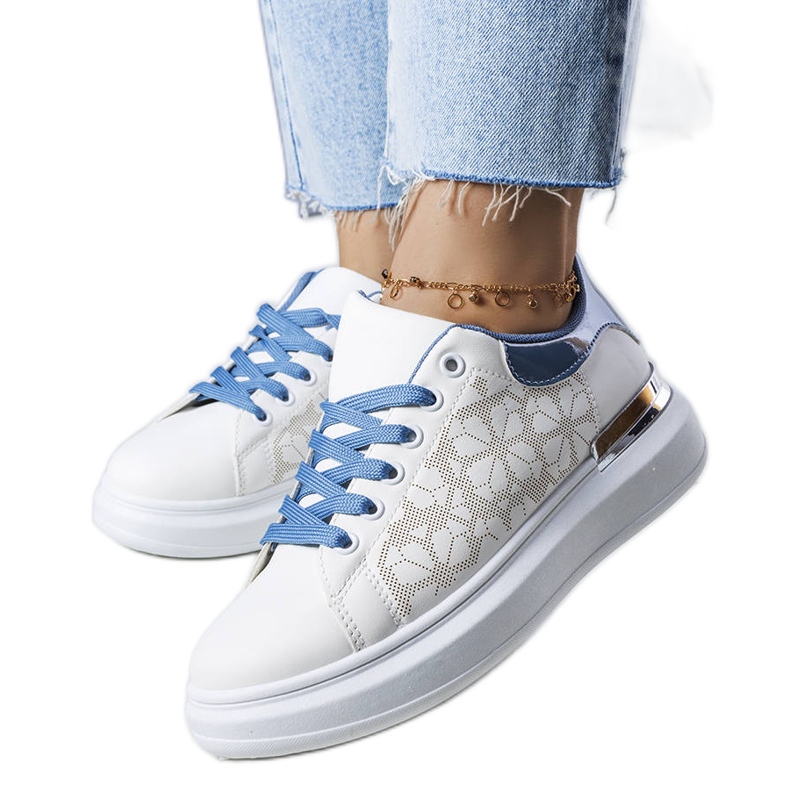 Scarpe bianche e blu decorate con perforazioni di Erin bianca