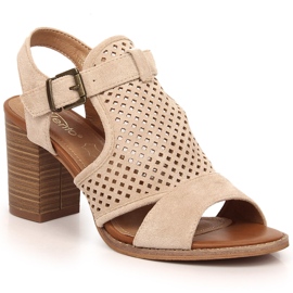 Sandali in camoscio su palo con tomaia beige traforata eVento 3581