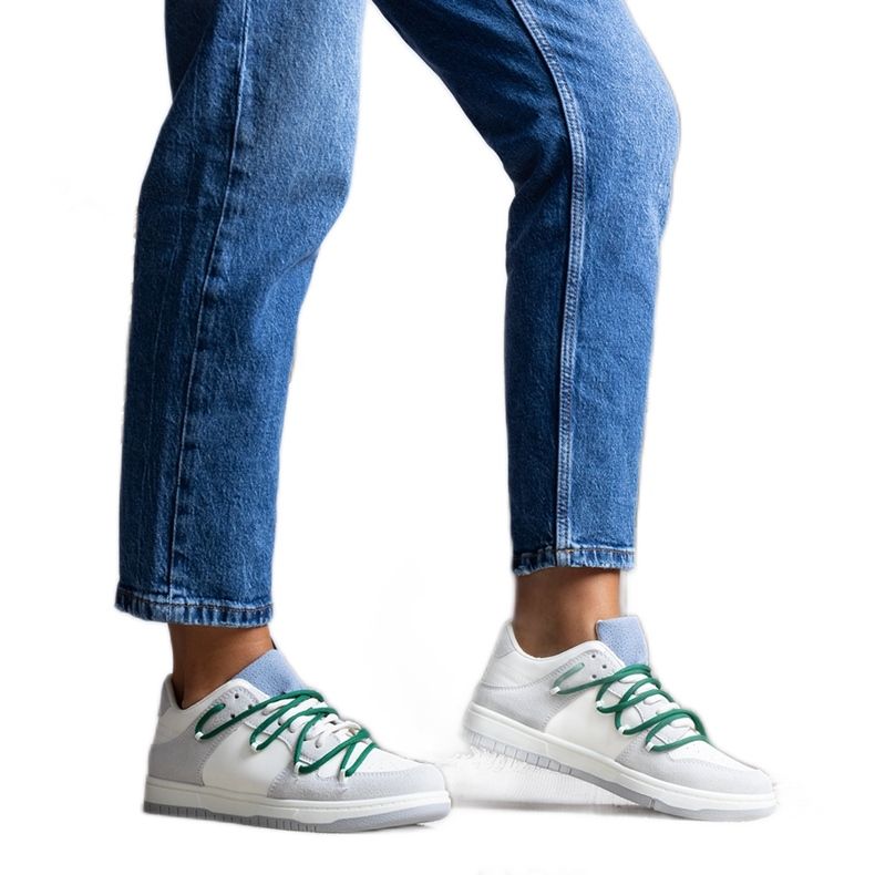 Sneakers grigie con lacci verdi di Aucoin bianca