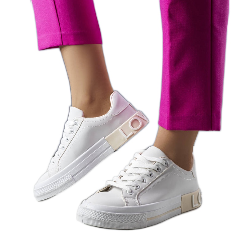 Sneakers bianche e beige decorate con la scritta Nora