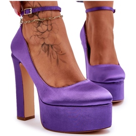 Pompe alla moda su un pilastro alto viola