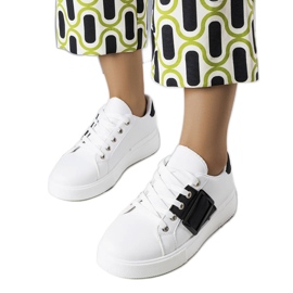 Sneakers bianche decorate con una fibbia Erin nera bianca
