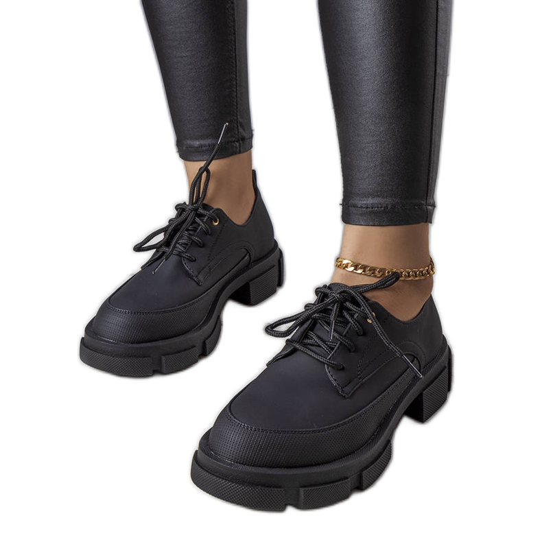 Scarpe nere con suola massiccia di Kay nero